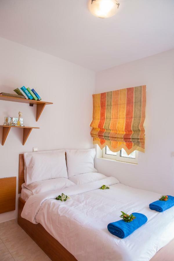 Apartment Chara's Sea View House