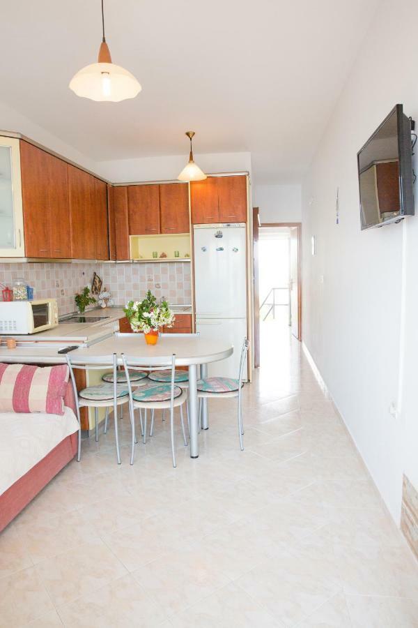 Chara's Sea View House * Haraki