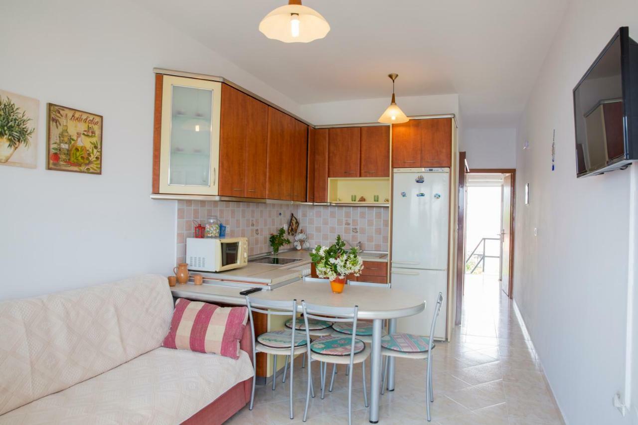 Chara's Sea View House * האראקי