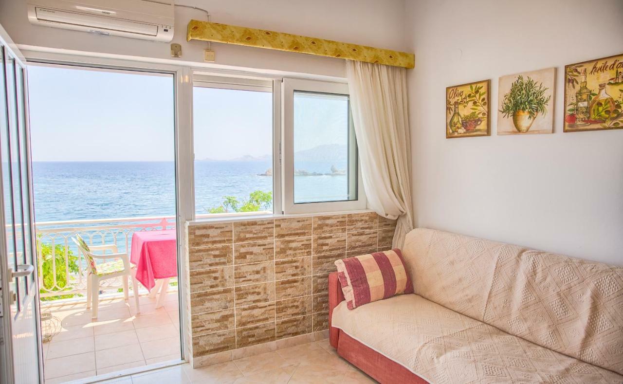 Chara's Sea View House * Haraki