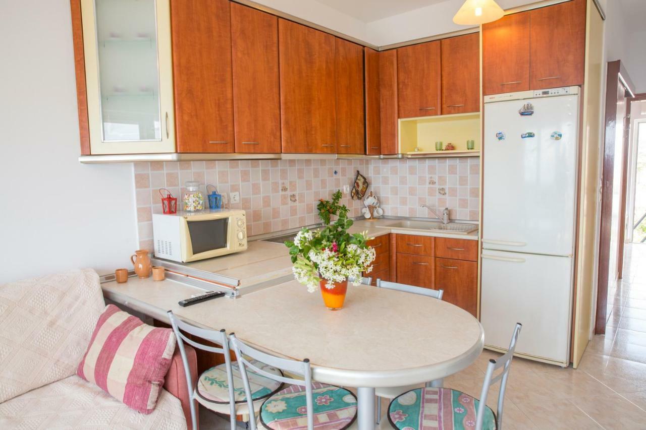 Chara's Sea View House * האראקי